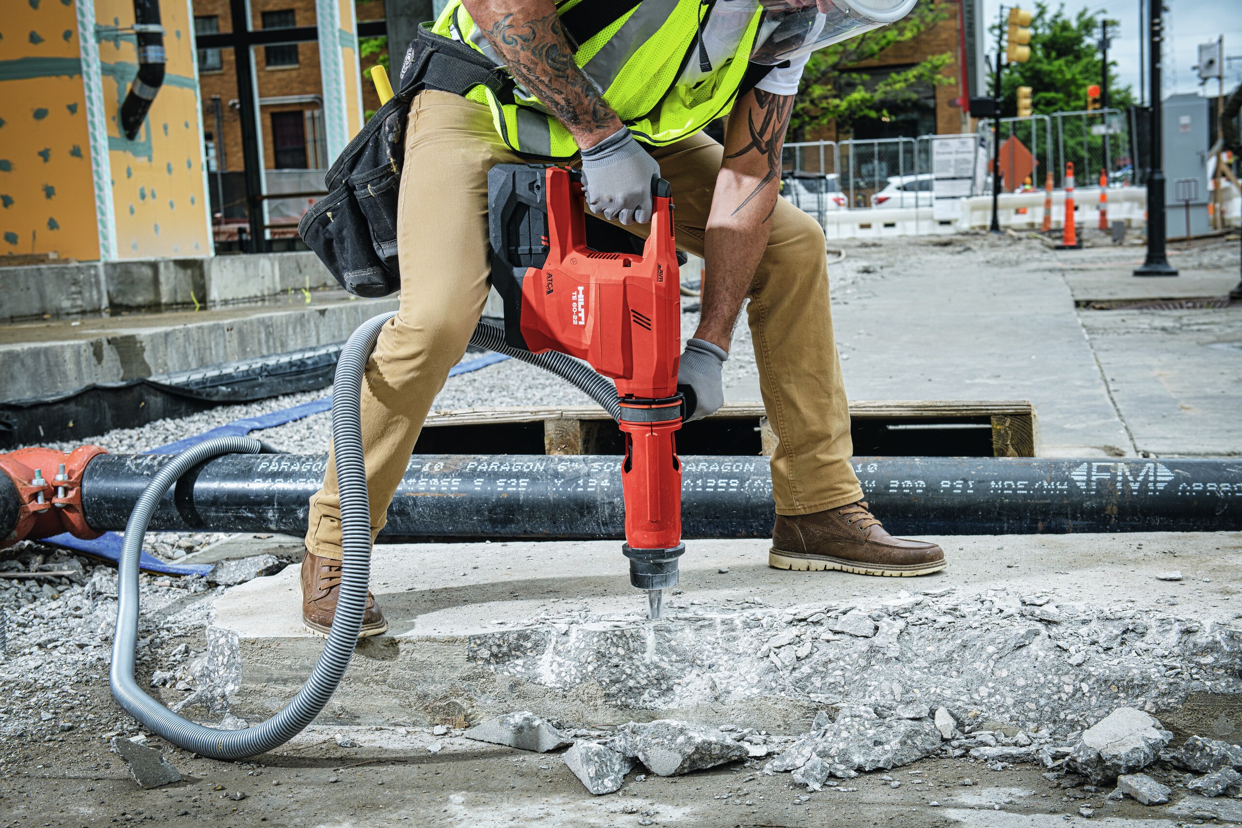Worker drilling into concrete with the new TE 60-22 and an attached dust removal system
