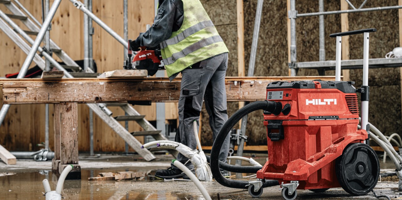 Dust extraction is easier than ever with the SC 70W-A22 connected to a universal vacuum cleaner