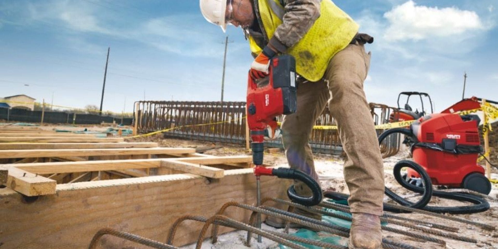 TE 60-A36 Cordless Combihammers, being used virtually dust-free with a TE-YD hollow drill bit