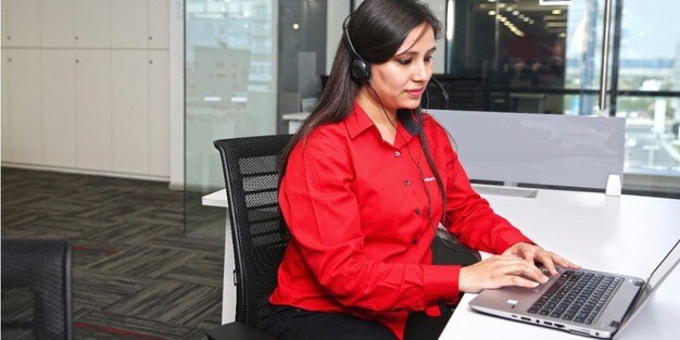 Hilti finance support team executive interacting with customer.