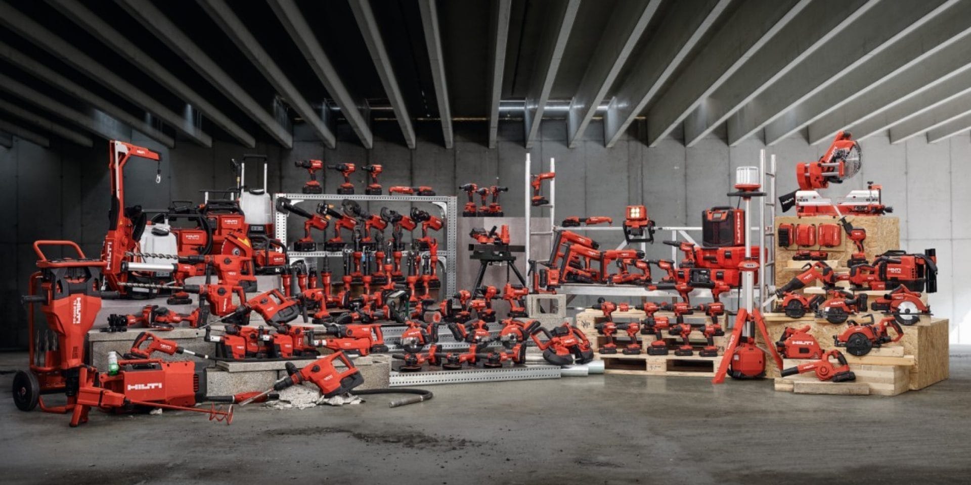 Customer opening Hilti tool box to check the product.