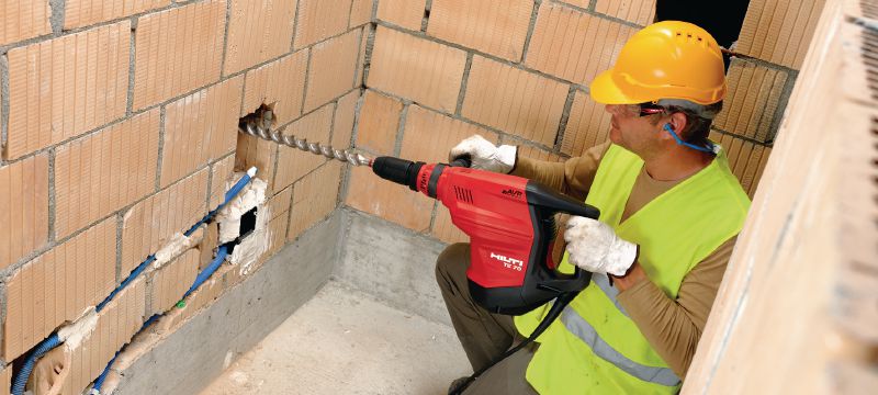 TE 70-D/AVR Rotary hammer Very powerful SDS Max (TE-Y) rotary hammer for heavy-duty concrete drilling, with Active Vibration Reduction (AVR) Applications 1
